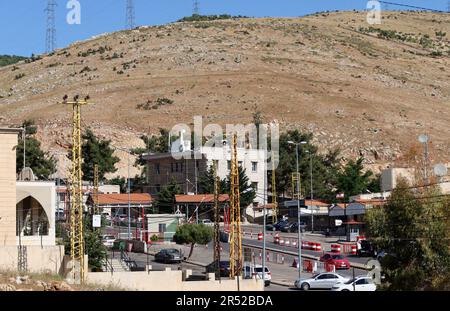 Ein Foto von der Grenzübergangsstelle Masnaa mit Syrien, Beqaa Valley, Libanon, Mai 30 2023. In den letzten 12 Jahren haben auf der Flucht vor dem Krieg etwa 2 Millionen syrische Flüchtlinge die Grenzen überschritten, um in den Libanon zu gelangen. In letzter Zeit setzt die libanesische Regierung einen Plan um, um Syrer zurück in ihre Heimat zu drängen: Internationalen Quellen zufolge haben die libanesischen Behörden seit April 2023 Häuser syrischer Flüchtlinge überfallen und einige von ihnen über die Grenzübergangsstellen Wadi Khaled und Masnaa nach Syrien abgeschoben. Vor der Kulisse sehen Sie die Antilibanon-Berge, einen Kamm, der den größten Teil der Grenze B markiert Stockfoto