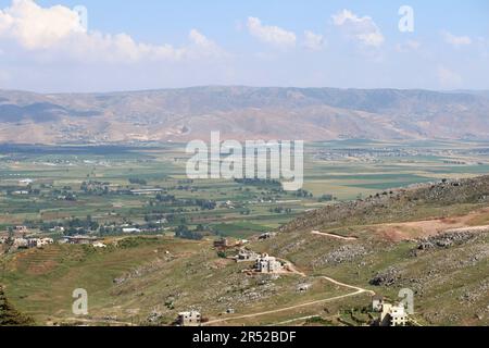 Masnaa, Libanon. 30. Mai 2023. Ein Bild von Beqaa Valley mit Anti-Libanon-Bergen, Libanon, Mai 30 2023. Anti-Libanon ist ein Grat, der den größten Teil der Grenze zwischen Libanon und Syrien markiert. (Foto: Elisa Gestri/SIPA USA) Kredit: SIPA USA/Alamy Live News Stockfoto