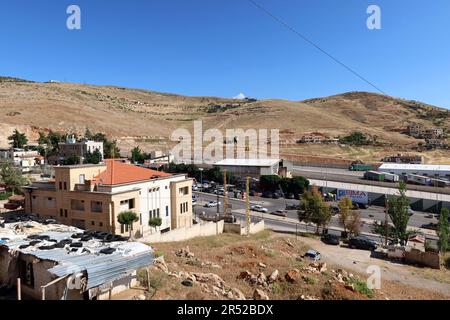 Ein Foto von der Grenzübergangsstelle Masnaa mit Syrien, Beqaa Valley, Libanon, Mai 30 2023. In den letzten 12 Jahren haben auf der Flucht vor dem Krieg etwa 2 Millionen syrische Flüchtlinge die Grenzen überschritten, um in den Libanon zu gelangen. In letzter Zeit setzt die libanesische Regierung einen Plan um, um Syrer zurück in ihre Heimat zu drängen: Internationalen Quellen zufolge haben die libanesischen Behörden seit April 2023 Häuser syrischer Flüchtlinge überfallen und einige von ihnen über die Grenzübergangsstellen Wadi Khaled und Masnaa nach Syrien abgeschoben. Vor der Kulisse sehen Sie die Antilibanon-Berge, einen Kamm, der den größten Teil der Grenze B markiert Stockfoto