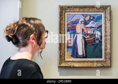 London, Großbritannien. 31. Mai 2023. Galeriepersonal mit Harold Gilman, The Washerwoman (La Lavandeuse), c.1911. Die Sommerausstellung „History of the New“ der Fine Art Society wird vom 2. Juni bis 29. Juli in den Galerien von London und Edinburgh eröffnet und zeigt einige seltene und wichtige Werke. Kredit: Imageplotter/Alamy Live News Stockfoto