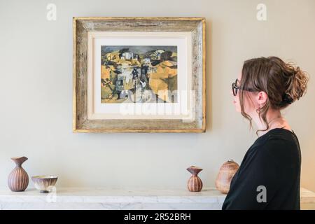 London, Großbritannien. 31. Mai 2023. Galeriepersonal mit Keith Vaughan, Landschaft mit Pfeifjunge, Yorkshire, 1945. Die Sommerausstellung „History of the New“ der Fine Art Society wird vom 2. Juni bis 29. Juli in den Galerien von London und Edinburgh eröffnet und zeigt einige seltene und wichtige Werke. Kredit: Imageplotter/Alamy Live News Stockfoto