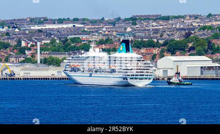 Am 30. Mai 2023 landet das deutsche Kreuzfahrtschiff Phoenix Reisen Artania Cruise Line in Dundee, Schottland Stockfoto