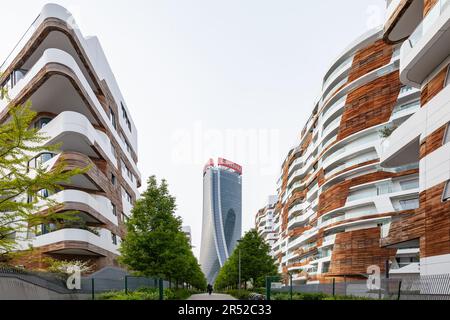 Mailand, Italien - 10. April 2023: Bürogebäude des Generali Tower. Straße mit luxuriösen Häusern im neuen Stadtviertel CityLife Stockfoto