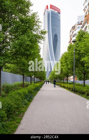 Mailand, Italien - 10. April 2023: Bürogebäude des Generali Tower. Straße mit luxuriösen Häusern im neuen Stadtviertel CityLife Stockfoto