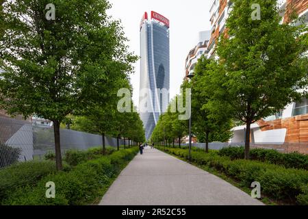 Mailand, Italien - 10. April 2023: Bürogebäude des Generali Tower. Straße mit luxuriösen Häusern im neuen Stadtviertel CityLife Stockfoto