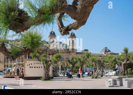 San Sebastian Park, Blick im Sommer auf den Parque Alderdi Eder mit den zwei Glockentürmen des Rathauses sichtbar in der Ferne, San Sebastian, Spanien Stockfoto