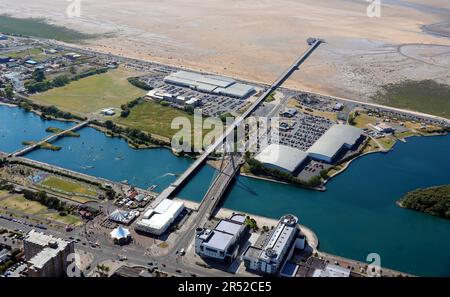 Blick aus der Vogelperspektive auf Southport Pier, Marine Lake & Princes Park, Lancashire Stockfoto