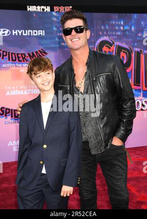 LOS ANGELES, CA - MAI 30: Julian Fuego Thicke, Robin Thicke, nimmt an der Weltpremiere von „Spider-man: Gegenüber der Spider-Verse“ im Regency Village The Teil Stockfoto