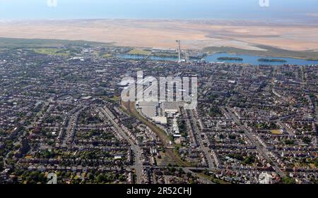 Blick von Osten nach Westen auf Southport aus der Vogelperspektive mit dem C12 Shopping Park Lancashire, der sich mitten im Vordergrund befindet Stockfoto