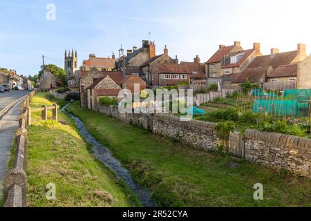 HELMSLEY, NORTH YORKSHIRE, GROSSBRITANNIEN - 29. MAI 2023. Lokale Plätze eingebettet zwischen den altmodischen Gebäuden und Bach im Touristenziel Stockfoto