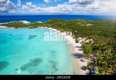 Der wunderschöne Stingray Beach nördlich von Long Island aus der Vogelperspektive Stockfoto