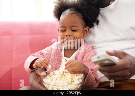 Glückliche Tochter, die zu Hause mit dem Vater spielt Stockfoto