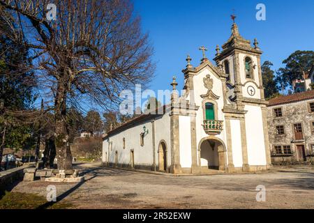 Blick auf die Kirche des Heiligtums Nossa Senhora das Preces in Vale de Maceira, Oliveira do Hospital, Portugal, an einem sonnigen Winternachmittag. Stockfoto