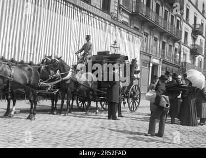 Eine Gruppe Männer und Frauen wartet neben einer Pferdekutsche in Lyon. Anfang des 20. Jahrhunderts. Altes Foto, digitalisiert von Glasplatte. Stockfoto