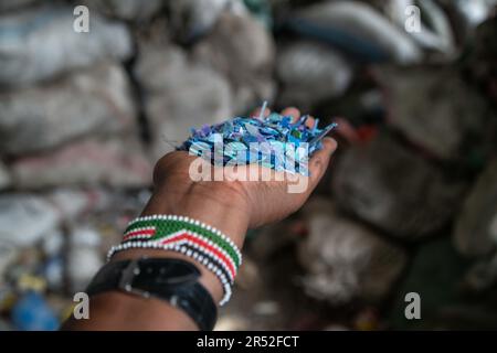 Nakuru, Kenia. 31. Mai 2023. Ein Detail der Hände eines Mannes, der in einer Recyclinganlage in der Nähe von Nakuru-Stadt geschredderten Plastik hielt. Der zwischenstaatliche Verhandlungsausschuss (INC2) tritt in Paris (Frankreich) zusammen, um Einzelheiten für einen rechtsverbindlichen Kunststoffvertrag zu erarbeiten, der auf die weltweite Beseitigung der Plastikverschmutzung abzielt. Kredit: SOPA Images Limited/Alamy Live News Stockfoto