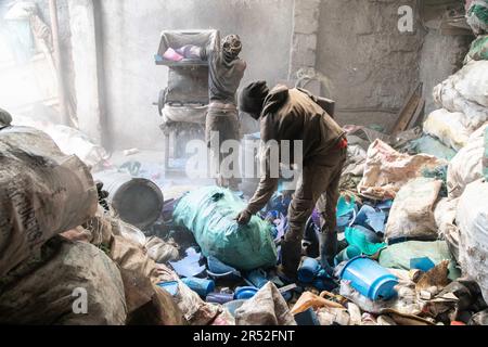 Nakuru, Kenia. 31. Mai 2023. Die Arbeiter leeren Plastiktüten und füllen sie in einen Aktenvernichter in einer Recyclinganlage in der Nähe von Nakuru. Der zwischenstaatliche Verhandlungsausschuss (INC2) tritt in Paris (Frankreich) zusammen, um Einzelheiten für einen rechtsverbindlichen Kunststoffvertrag zu erarbeiten, der auf die weltweite Beseitigung der Plastikverschmutzung abzielt. (Foto: James Wakibia/SOPA Images/Sipa USA) Guthaben: SIPA USA/Alamy Live News Stockfoto