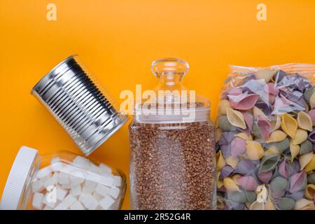 Lebensmittelversorgung Krisenlebensmittelbestand für Quarantäne Isolationszeit auf gelbem Hintergrund Stockfoto