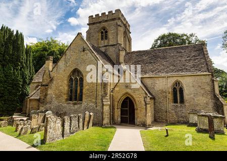 St. Kenelm's Church and Cemetery, Minster Lovell, Oxfordshire, Cotswolds, England, Vereinigtes Königreich Stockfoto