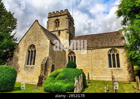 St. Kenelm's Church and Cemetery, Minster Lovell, Oxfordshire, Cotswolds, England, Vereinigtes Königreich Stockfoto