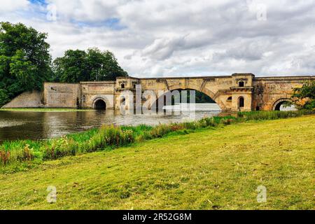Große Brücke im Park, Blenheim Palace, UNESCO-Weltkulturerbe, Woodstock, Oxfordshire, Cotswolds, England, Vereinigtes Königreich Stockfoto