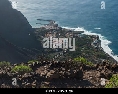 Blick aus der Vogelperspektive auf das Dorfresort Vueltas mit Hafen, Blick von den Klippen von La Merica, Camino La Merica Wanderweg. Valle Gran Rey, La Gomera Stockfoto