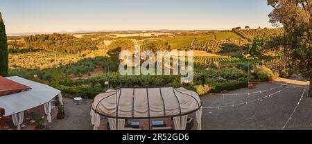 Ein Panoramablick über die toskanischen Hügel von der Villa Curina in der Nähe von Siena Stockfoto