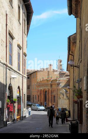 Italia, Italien, Marken, Urbino, Stadtzentrum, In die Altstadt Stockfoto