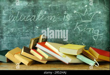 Bildung, Lernen, Schulanfang mit Büchern, Tafel und Slogan Bildung ist König, kostenloser Kopierbereich Stockfoto