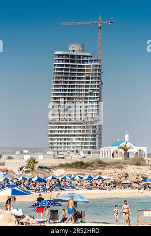 Ayia Napa, Zypern - 02. Juli 2022: Blick auf Ayia Thekla Beach und Ayia Napa Marina Baustelle Stockfoto