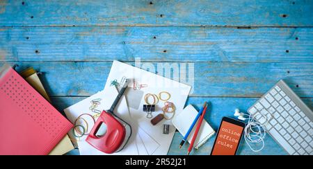 Altes und neues Büromaterial, online arbeiten, Büro online, Geschäftskonzept Stockfoto