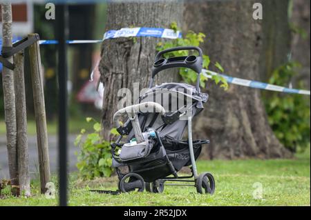 Pershore Road, Birmingham - 31. Mai 2023 - Ein Kinderwagen wird an der Schwelle verlassen - fünf Menschen, darunter ein Kind, wurden nach einem Zusammenstoß von Bus und Auto in Birmingham ins Krankenhaus eingeliefert. Das kastanienfarbene Auto traf den Eindeckerbus, als er sich einer Bushaltestelle auf der Pershore Road im Stadtteil Edgbaston näherte. Die Polizei von West Midlands sperrte die Straße, da die Invasionen weitergingen. Eine Sprecherin des West Midlands Ambulance Service sagte: "Bei der Ankunft entdeckten die Crews, dass der Fahrer des Autos, ein Mann, in einem kritischen Zustand war. Die Krankenwagen begannen sofort, erweiterte Lebenserhaltung zu verabreichen Stockfoto