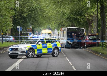 Pershore Road, Birmingham - 31. Mai 2023 - fünf Personen, darunter ein Kind, wurden nach einem Zusammenstoß von Bus und Auto in Birmingham ins Krankenhaus eingeliefert. Das kastanienfarbene Auto traf den Eindeckerbus, als er sich einer Bushaltestelle auf der Pershore Road im Stadtteil Edgbaston näherte. Die Polizei von West Midlands sperrte die Straße, da die Invasionen weitergingen. Eine Sprecherin des West Midlands Ambulance Service sagte: "Bei der Ankunft entdeckten die Crews, dass der Fahrer des Autos, ein Mann, in einem kritischen Zustand war. Die Krankenwagen begannen sofort, erweiterte Lebenserhaltung zu verabreichen, bevor sie ihn auf blauem Licht an Queen überbrachten Stockfoto