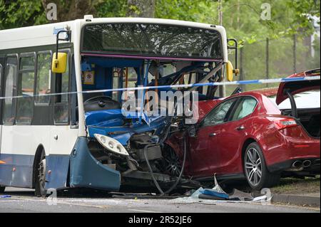 Pershore Road, Birmingham - 31. Mai 2023 - fünf Personen, darunter ein Kind, wurden nach einem Zusammenstoß von Bus und Auto in Birmingham ins Krankenhaus eingeliefert. Das kastanienfarbene Auto traf den Eindeckerbus, als er sich einer Bushaltestelle auf der Pershore Road im Stadtteil Edgbaston näherte. Die Polizei von West Midlands sperrte die Straße, da die Invasionen weitergingen. Eine Sprecherin des West Midlands Ambulance Service sagte: "Bei der Ankunft entdeckten die Crews, dass der Fahrer des Autos, ein Mann, in einem kritischen Zustand war. Die Krankenwagen begannen sofort, erweiterte Lebenserhaltung zu verabreichen, bevor sie ihn auf blauem Licht an Queen überbrachten Stockfoto