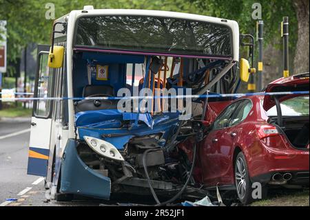 Pershore Road, Birmingham - 31. Mai 2023 - fünf Personen, darunter ein Kind, wurden nach einem Zusammenstoß von Bus und Auto in Birmingham ins Krankenhaus eingeliefert. Das kastanienfarbene Auto traf den Eindeckerbus, als er sich einer Bushaltestelle auf der Pershore Road im Stadtteil Edgbaston näherte. Die Polizei von West Midlands sperrte die Straße, da die Invasionen weitergingen. Eine Sprecherin des West Midlands Ambulance Service sagte: "Bei der Ankunft entdeckten die Crews, dass der Fahrer des Autos, ein Mann, in einem kritischen Zustand war. Die Krankenwagen begannen sofort, erweiterte Lebenserhaltung zu verabreichen, bevor sie ihn auf blauem Licht an Queen überbrachten Stockfoto