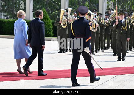 Bratislava, Slowakei. 31. Mai 2023. Die slowakische Präsidentin Zuzana Caputova, Linke, trifft den französischen Präsidenten Emmanuel Macron, 2. von links, während seines Besuchs in der Slowakei am 31. Mai 2023 in Bratislava, Slowakei. Kredit: Vaclav Salek/CTK Photo/Alamy Live News Stockfoto