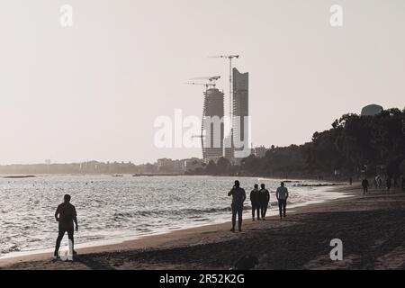 Blick auf den Dasoudi Seepark und die moderne Wohnhochhäuser-Baustelle. Limassol, Zypern Stockfoto