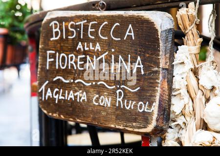 Schild aus Holz mit Bistecca Alla Fiorentina (Florenz Steak) Worte gemacht Stockfoto