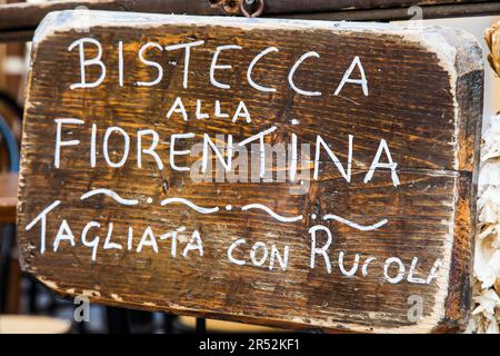 Schild aus Holz mit Bistecca Alla Fiorentina (Florenz Steak) Worte gemacht Stockfoto