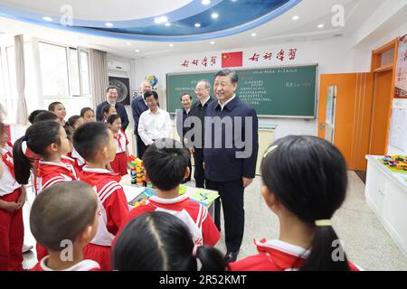 Peking, China. 31. Mai 2023. Der chinesische Präsident Xi Jinping, auch Generalsekretär des Zentralkomitees der Kommunistischen Partei Chinas und Vorsitzender der Zentralen Militärkommission, spricht mit Studenten in einem Wissenschaftsunterricht der Yuying School Peking in der chinesischen Hauptstadt, am 31. Mai 2023. XI besuchte am Mittwoch vor dem Internationalen Kindertag, der am 1. Juni stattfindet, die Yuying School in Peking und erweiterte Festivalgrüße an Kinder im ganzen Land. Kredit: Wang Ye/Xinhua/Alamy Live News Stockfoto