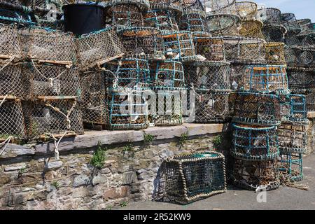 Hummer-Töpfe gegen die Hafenmauer in Brixham gestapelt Stockfoto