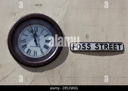 DARTMOUTH, DEVON/UK - JULI 28 : Uhr an der Wand in Foss Street Dartmouth am 28. Juli 2012 Stockfoto