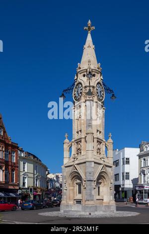 TORQUAY, DEVON, Großbritannien - JULI 28 : Blick auf den Uhrenturm in Torquay am 28. Juli 2012. Nicht identifizierte Personen Stockfoto