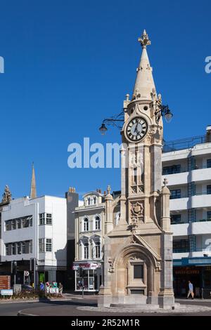 TORQUAY, DEVON, Großbritannien - JULI 28 : Blick auf den Uhrenturm in Torquay am 28. Juli 2012. Nicht identifizierte Personen Stockfoto