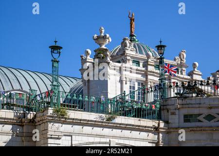 TORQUAY, DEVON, Großbritannien - JULI 28 : Gebäude in den Princess Gardens in Torquay Devon am 28. Juli 2012 Stockfoto