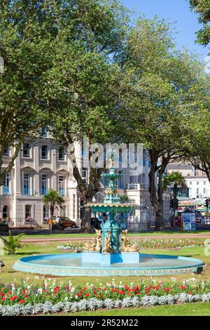 TORQUAY, DEVON, Großbritannien - JULI 28 : Blick auf den Springbrunnen der Princess Gardens in Torquay Devon am 28. Juli 2012. Nicht identifizierte Personen Stockfoto