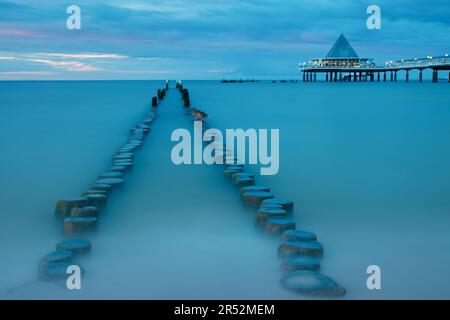 Die Überreste des alten und des neuen Piers in Heringsdorf in der Abenddämmerung Stockfoto