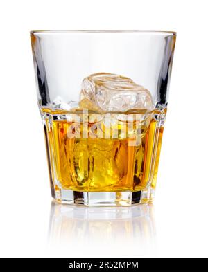 Whiskeyglas mit Eiswürfeln und Reflexionen isoliert Stockfoto