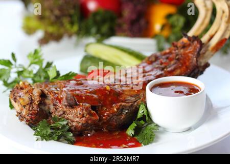 Lammkoteletts mit Grün und Zierleiste (Nahaufnahme) (selektiver Fokus) Stockfoto