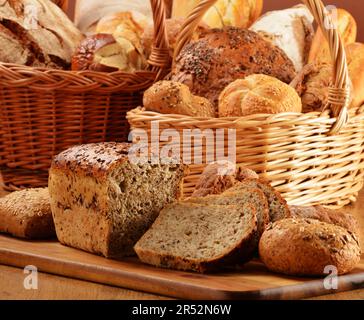 Komposition mit Brot und Brötchen im Weidenkorb Stockfoto