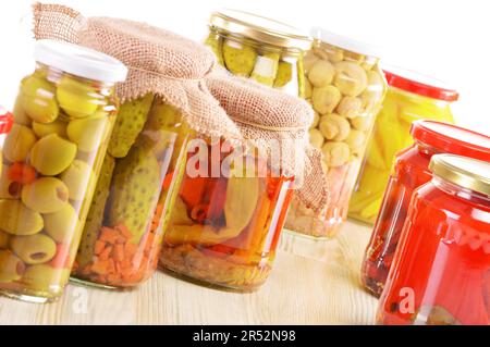 Komposition mit Gläsern von eingelegtem Gemüse. Marinierte Lebensmittel Stockfoto